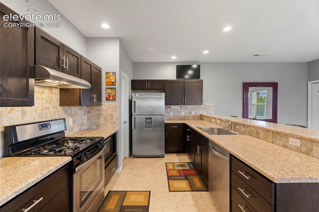 Image 9 of 50: Kitchen