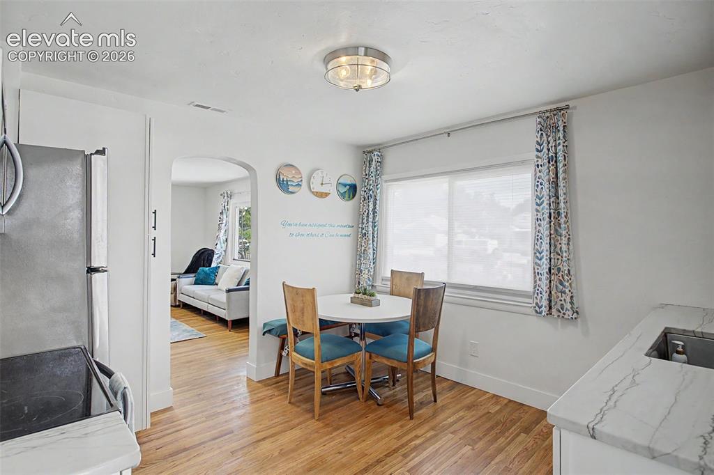 Image 11 of 15: Dining Area