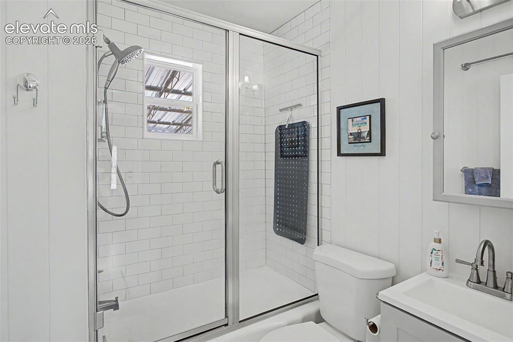 Image 13 of 15: Bathroom