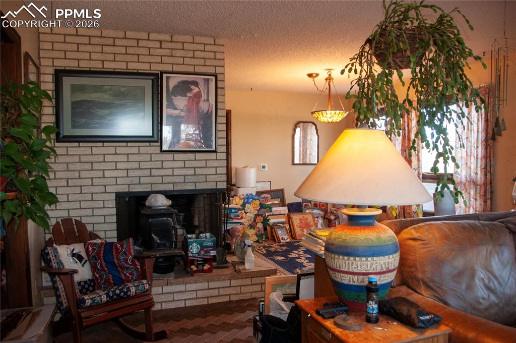 Image 5 of 23: Living Room