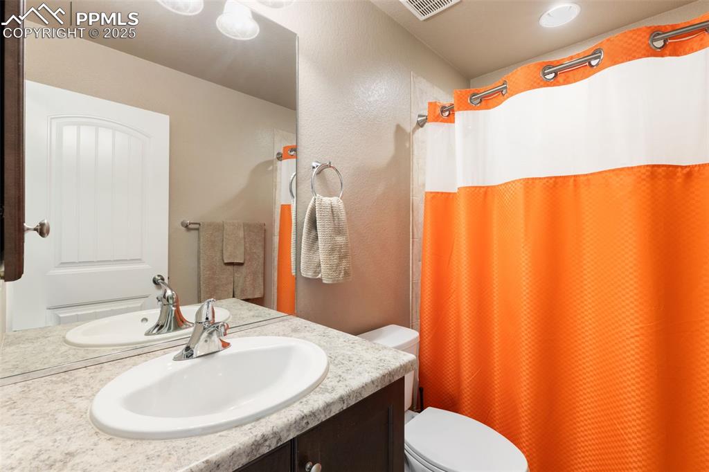 Image 23 of 43: Bathroom