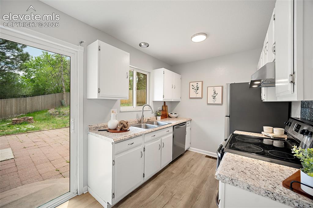 Image 10 of 38: Kitchen