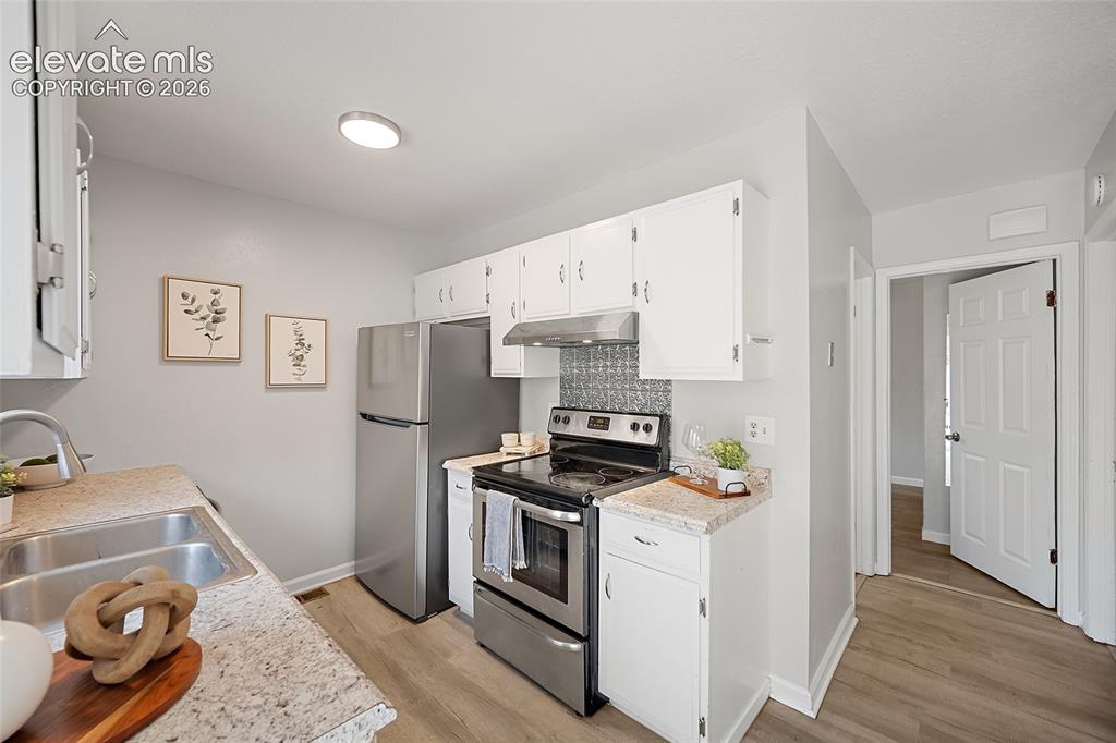 Image 11 of 38: Kitchen