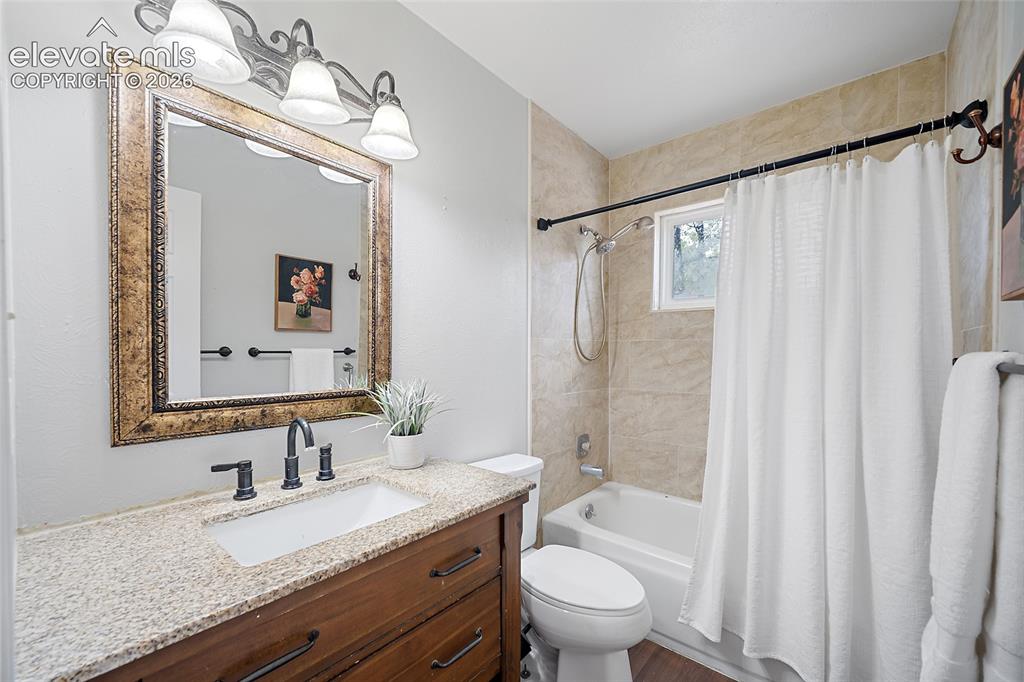 Image 17 of 38: Bathroom