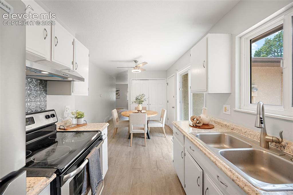 Image 18 of 38: Kitchen