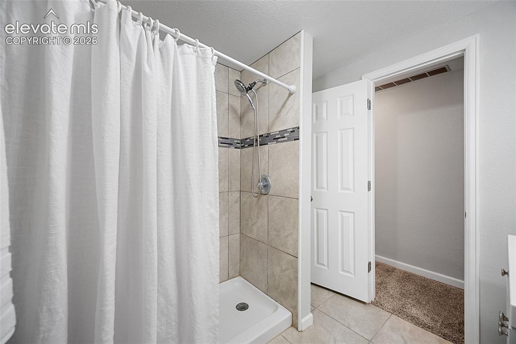 Image 26 of 38: Bathroom