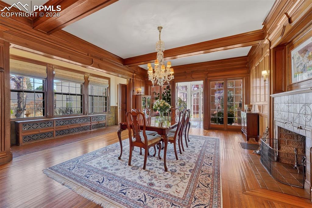 Image 14 of 50: Entrance Foyer