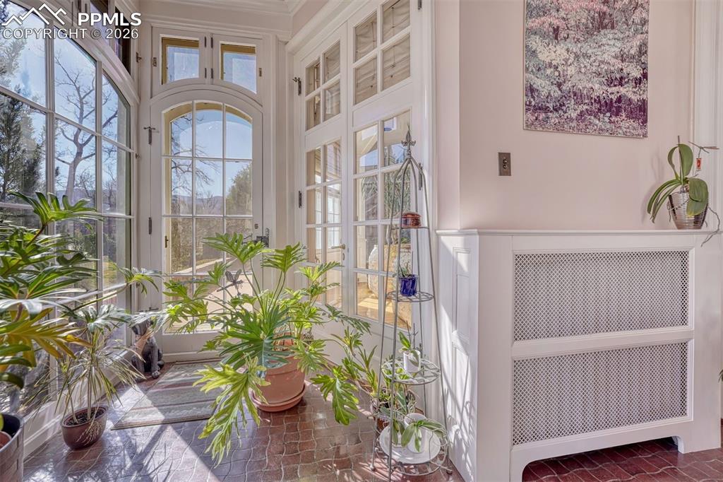 Image 16 of 50: Living Room