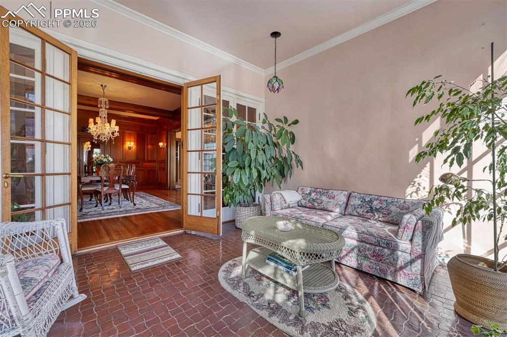 Image 17 of 50: Living Room