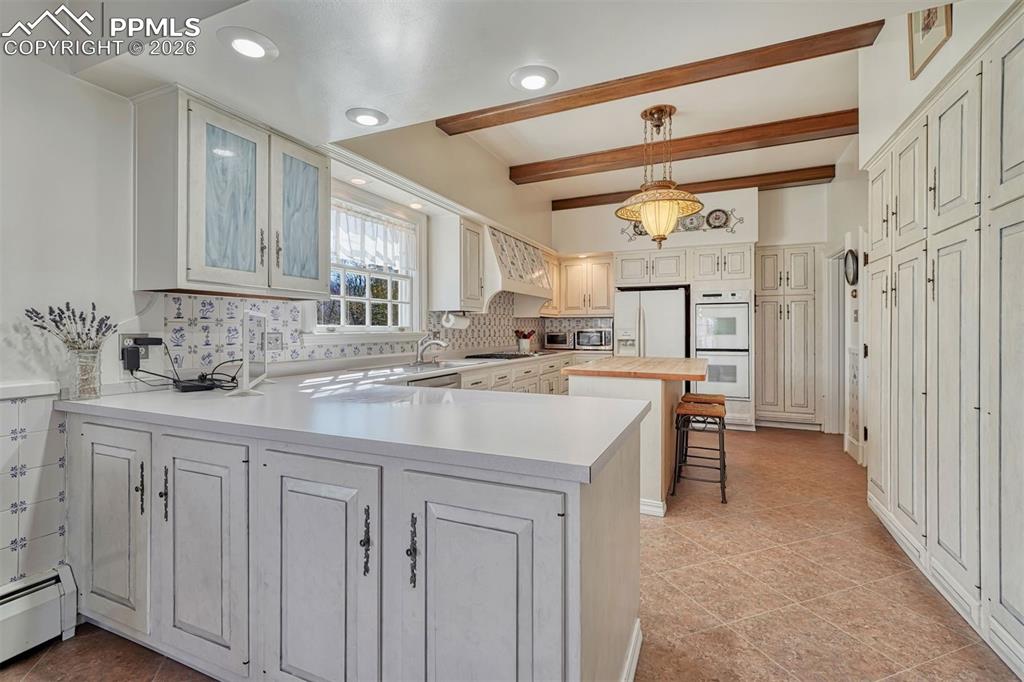 Image 18 of 50: Living Room