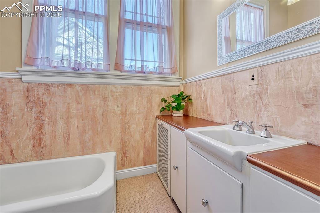 Image 24 of 50: Kitchen