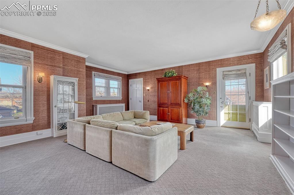 Image 28 of 50: Office