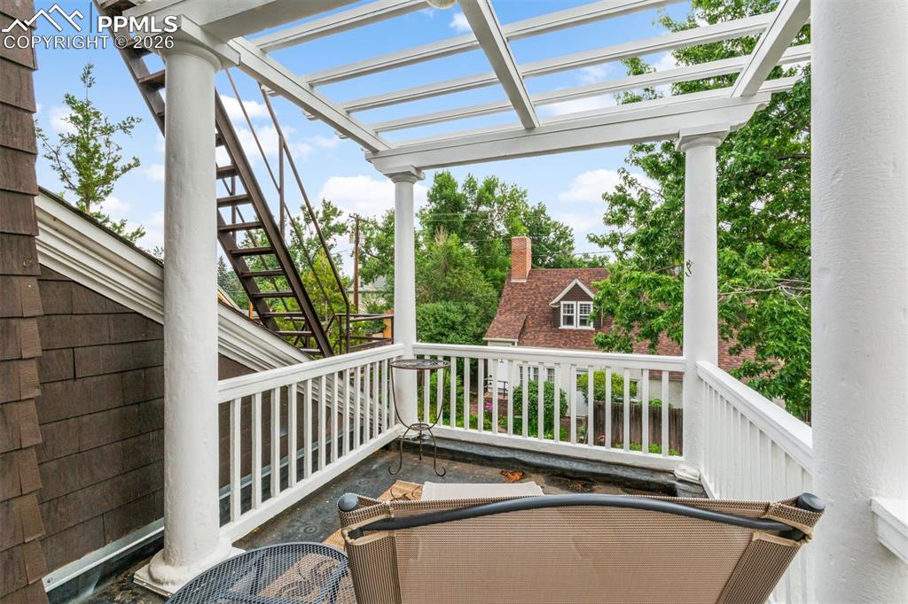 Image 29 of 50: Office