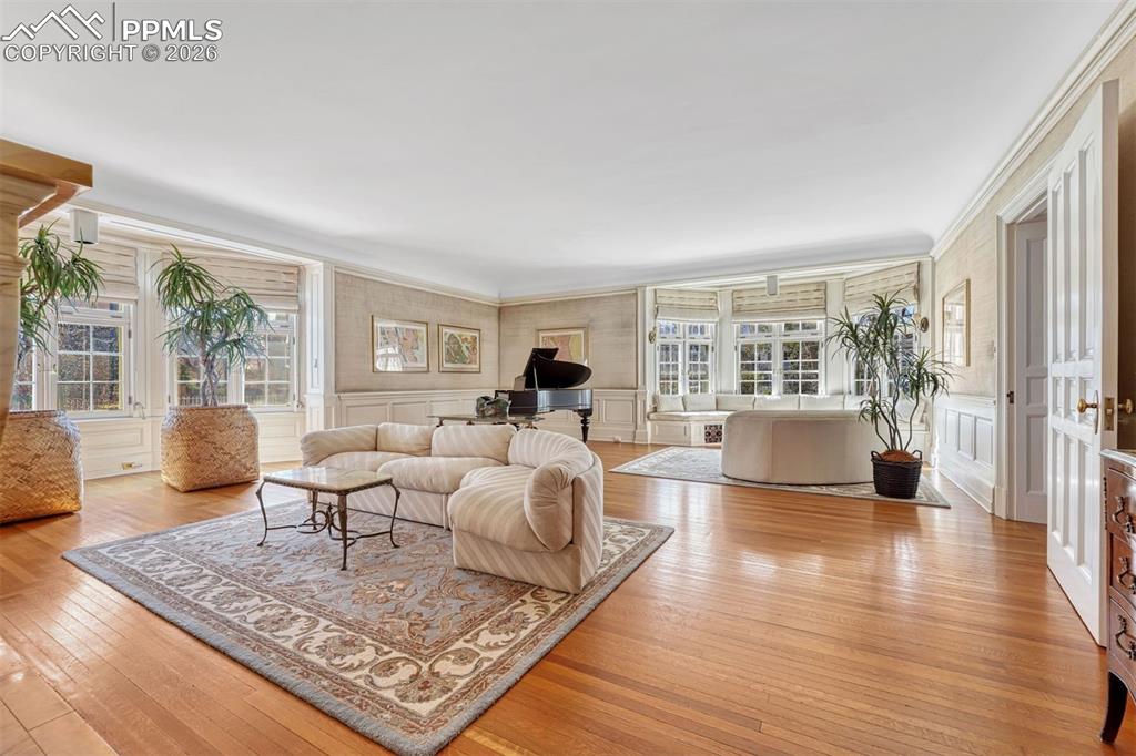 Image 3 of 50: Entrance Foyer