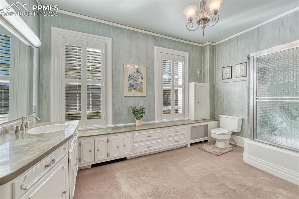 Image 33 of 50: Living Room