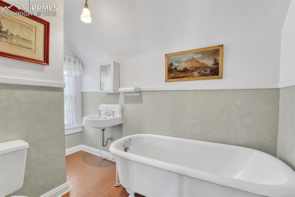 Image 46 of 50: Bedroom