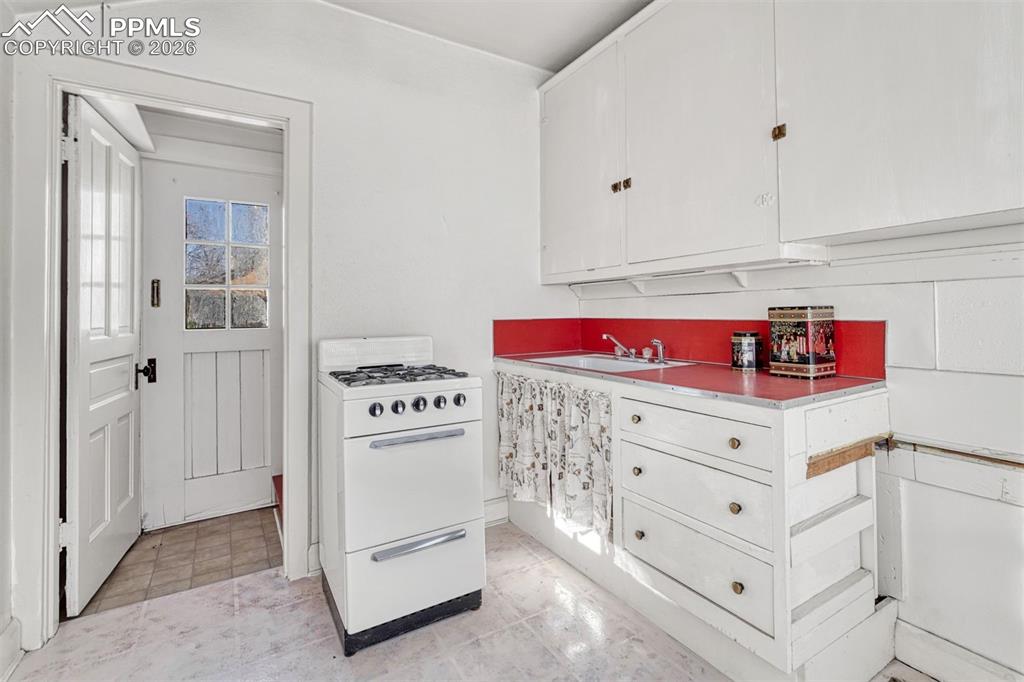 Image 47 of 50: Bathroom on the 3rd level