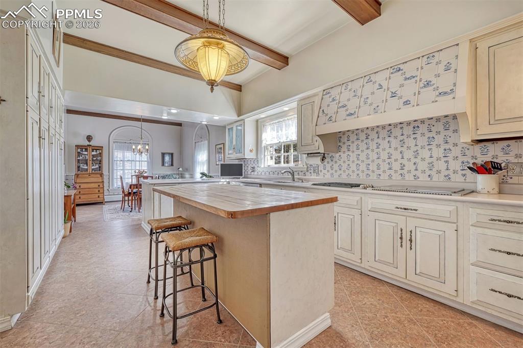 Image 5 of 50: Light and bright living room