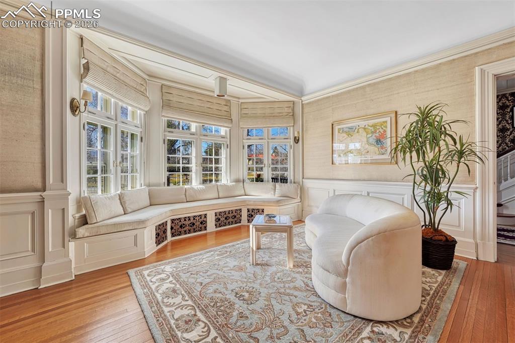 Image 9 of 50: Large kitchen with eat-in area