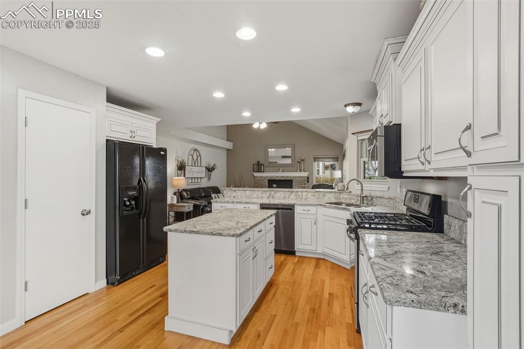 Image 10 of 50: Kitchen