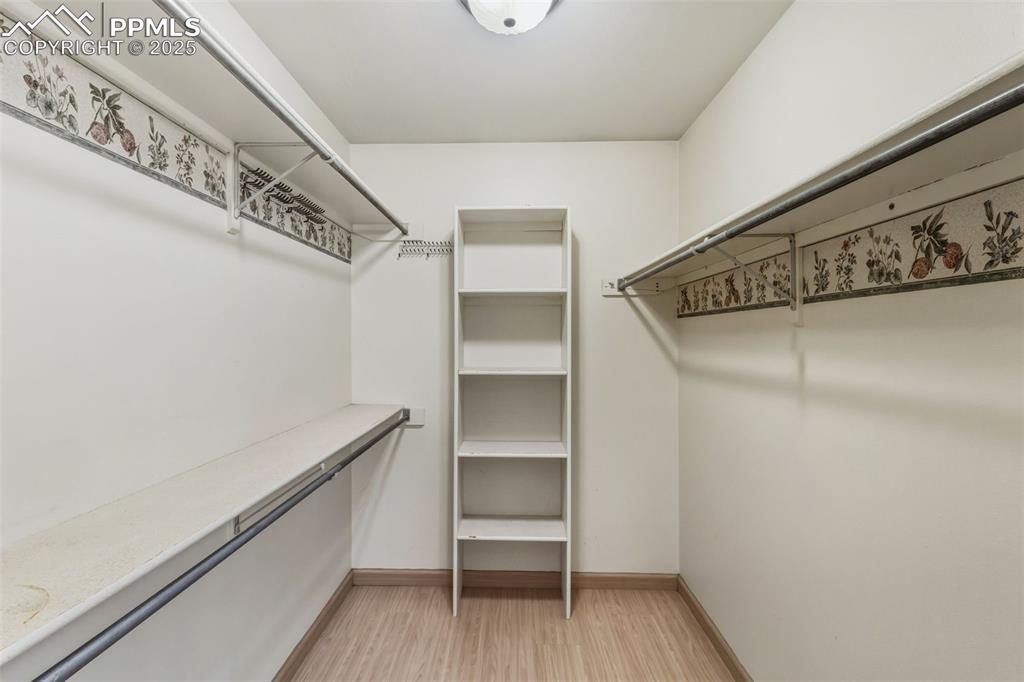 Image 27 of 50: Closet