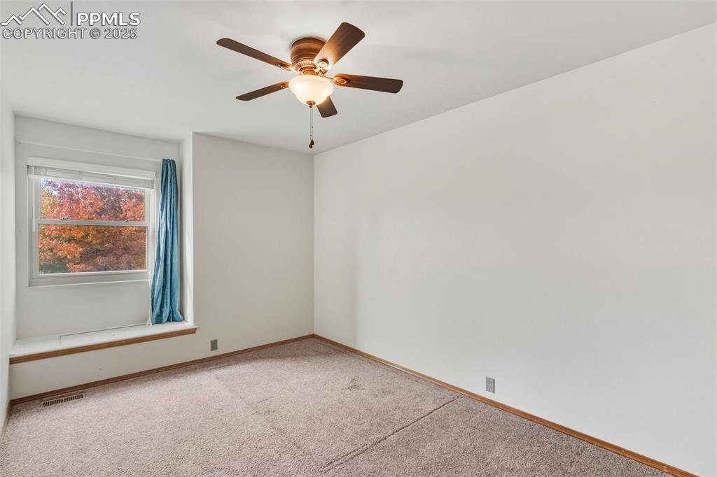 Image 31 of 50: Bedroom