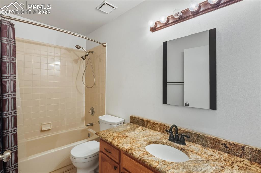 Image 33 of 50: Bathroom