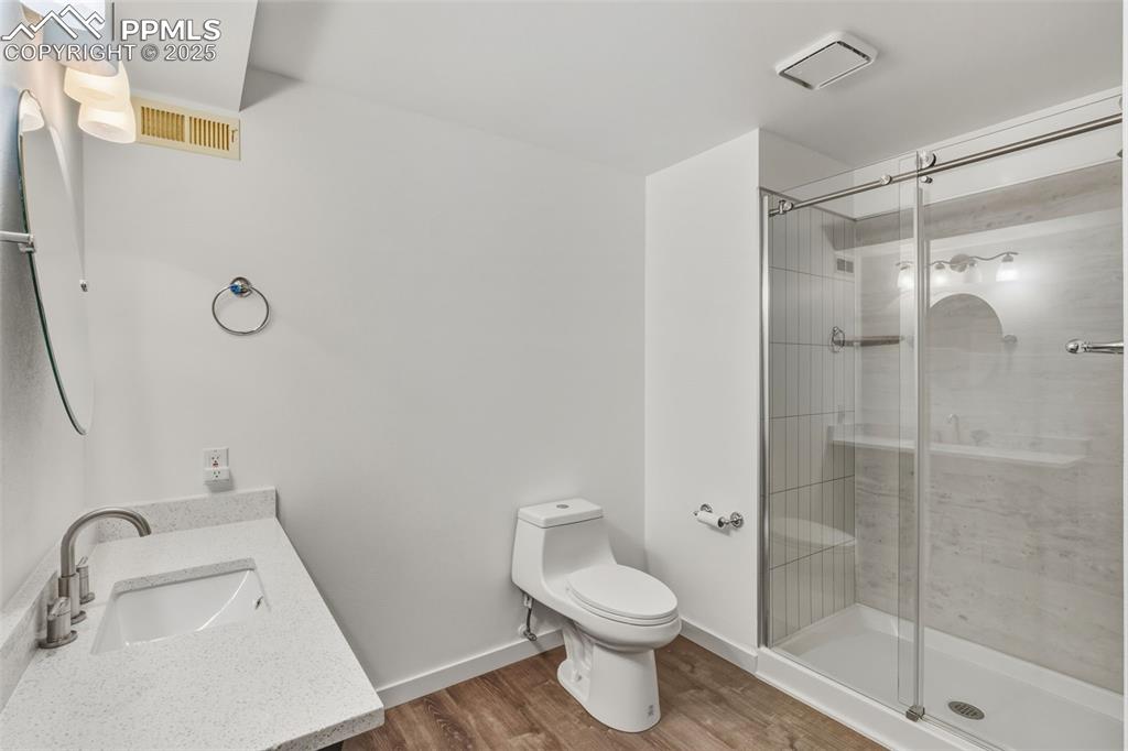 Image 38 of 50: Bathroom