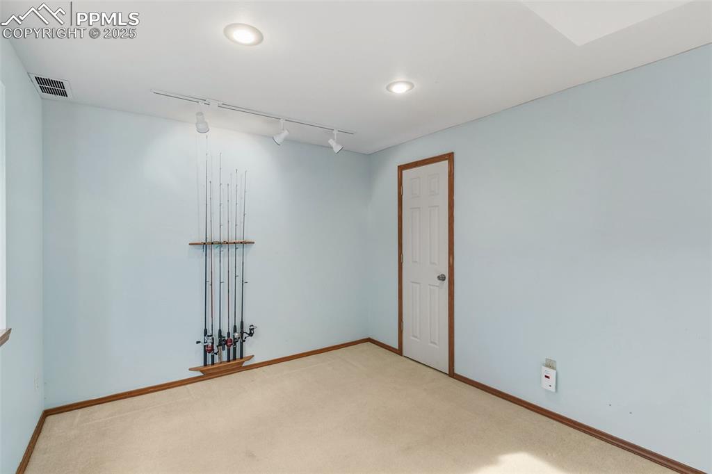 Image 39 of 50: Bedroom