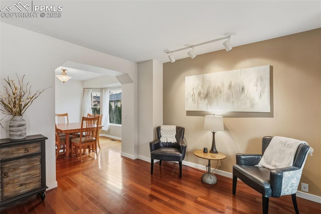 Image 4 of 50: Living Room