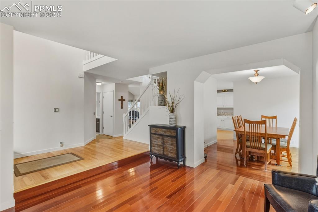 Image 5 of 50: Living Room