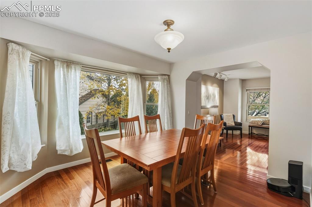 Image 6 of 50: Dining Area