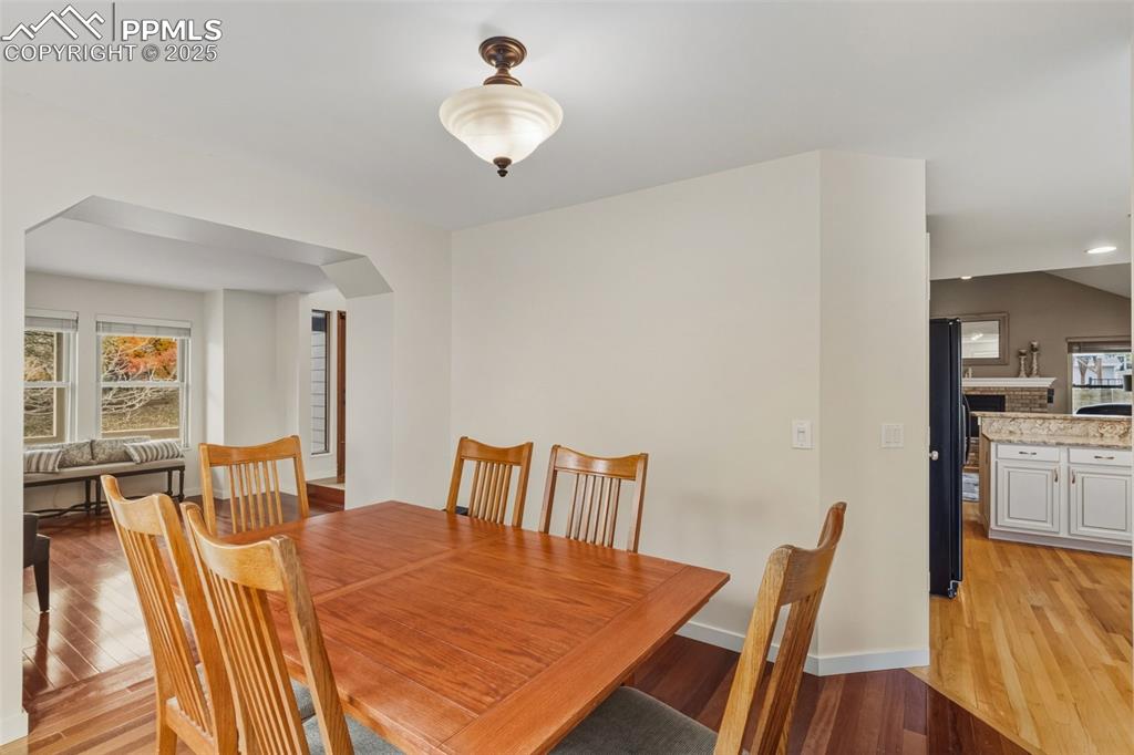 Image 7 of 50: Dining Area