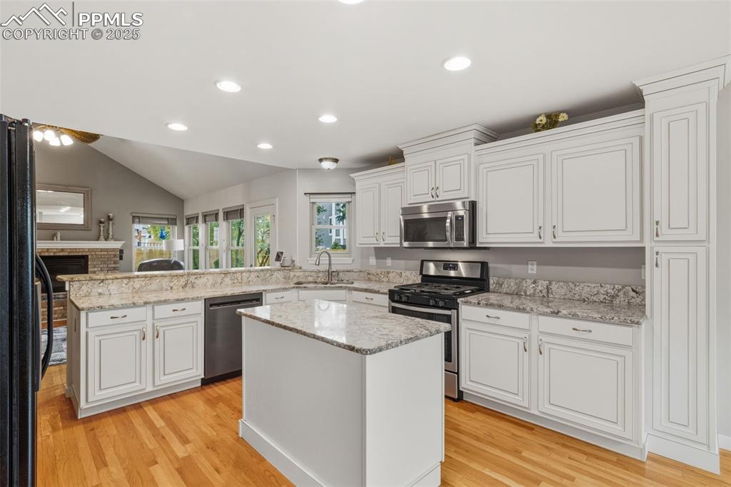 Image 9 of 50: Kitchen