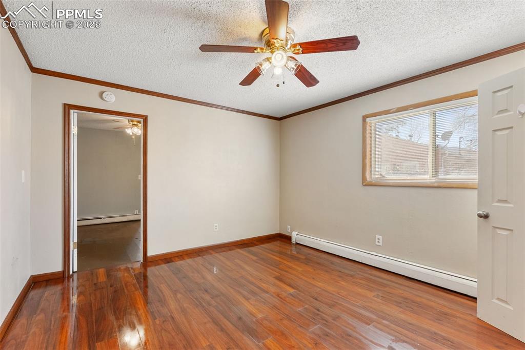 Image 19 of 44: Bedroom