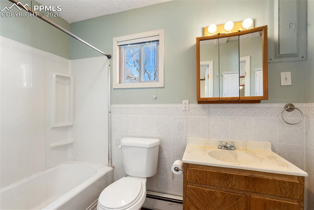 Image 20 of 44: Bathroom