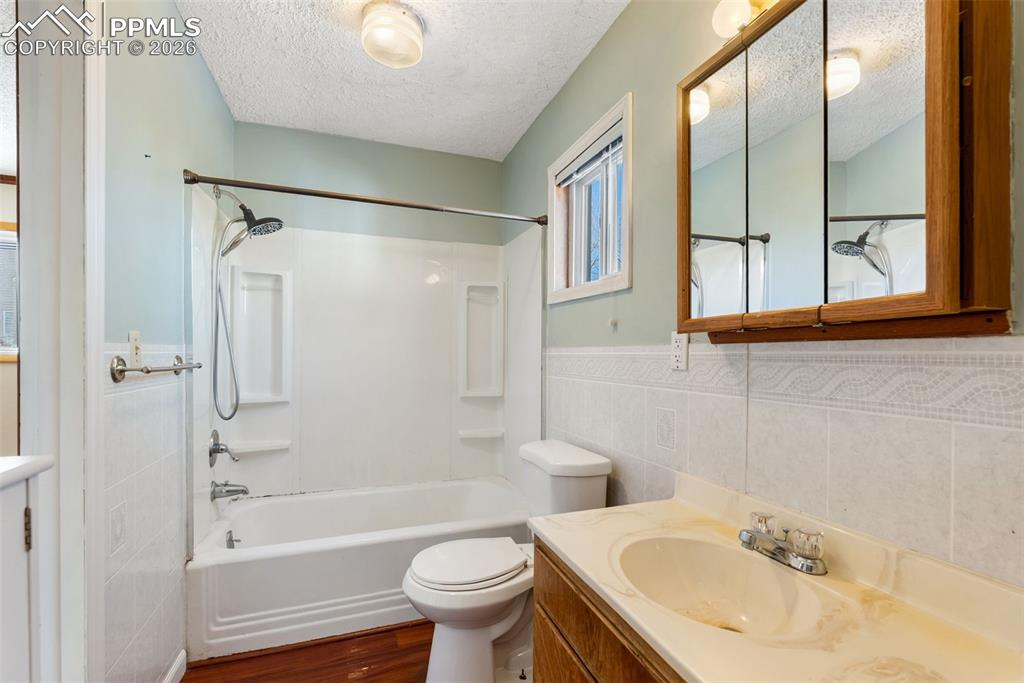 Image 21 of 44: Bathroom