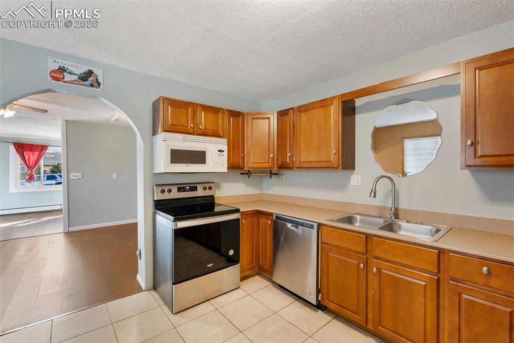 Image 23 of 44: Kitchen