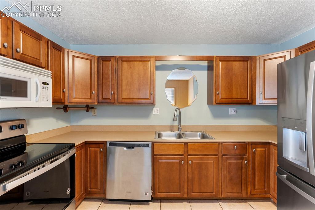 Image 24 of 44: Kitchen