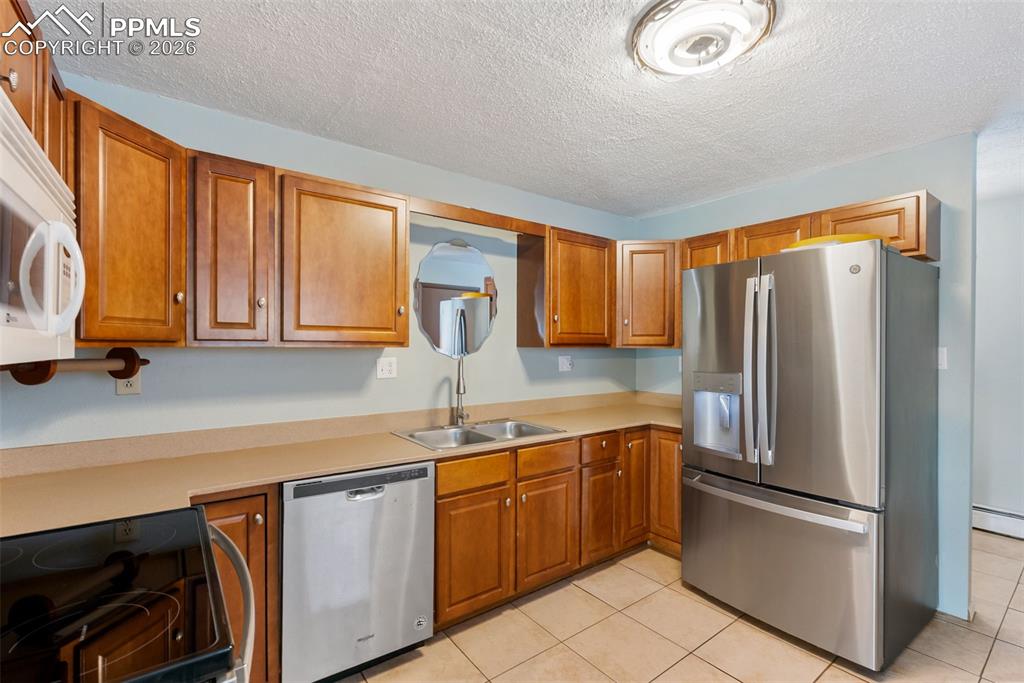 Image 25 of 44: Kitchen