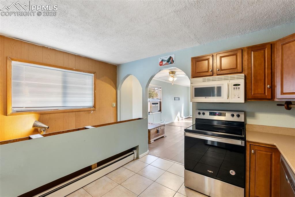 Image 28 of 44: Kitchen