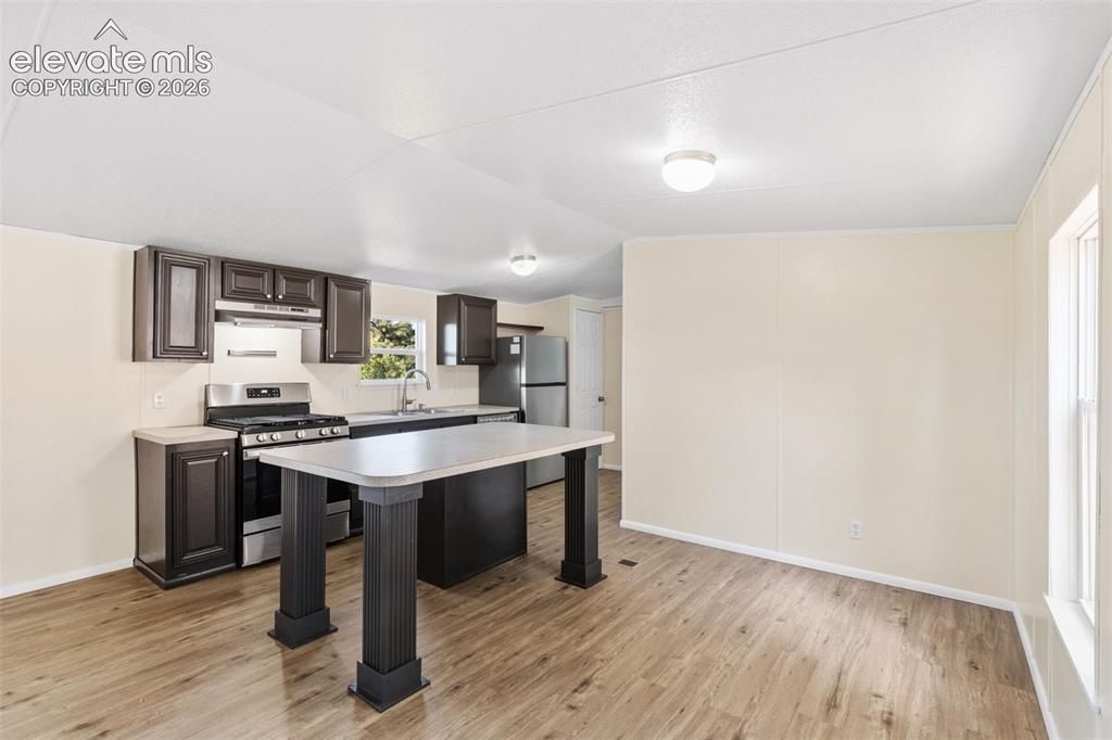 Image 10 of 28: Kitchen
