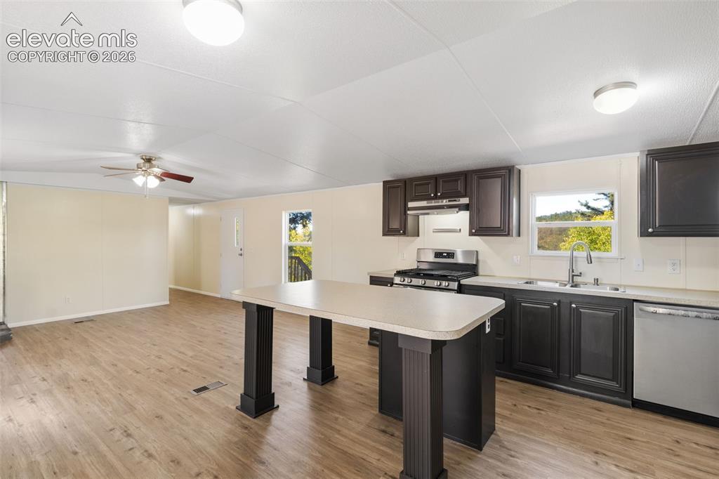 Image 11 of 28: Kitchen