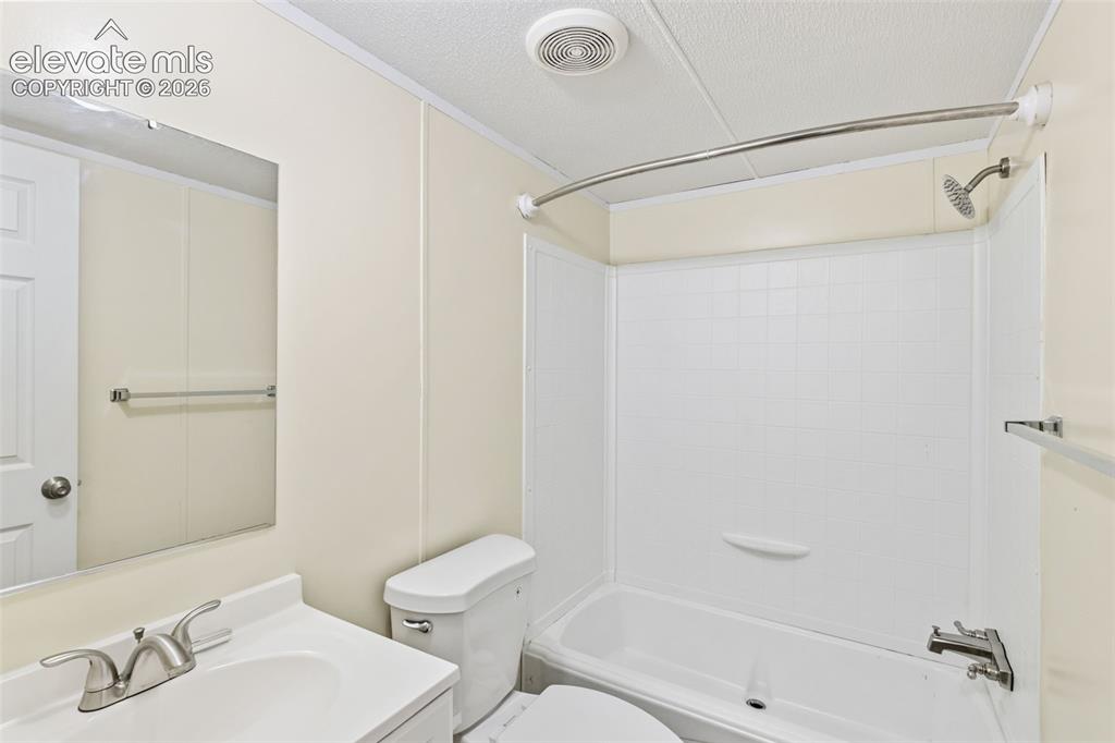 Image 19 of 28: Bathroom