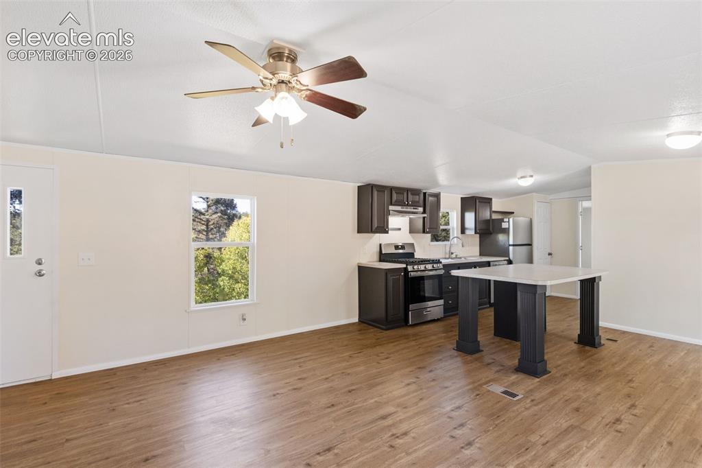 Image 9 of 28: Kitchen