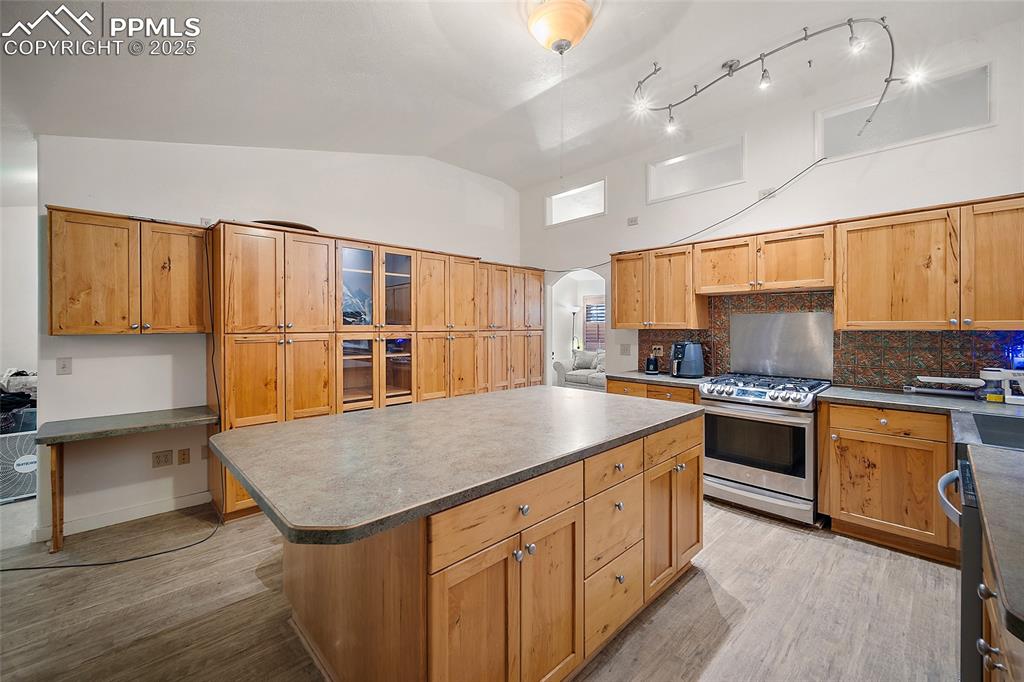 Image 11 of 27: Kitchen