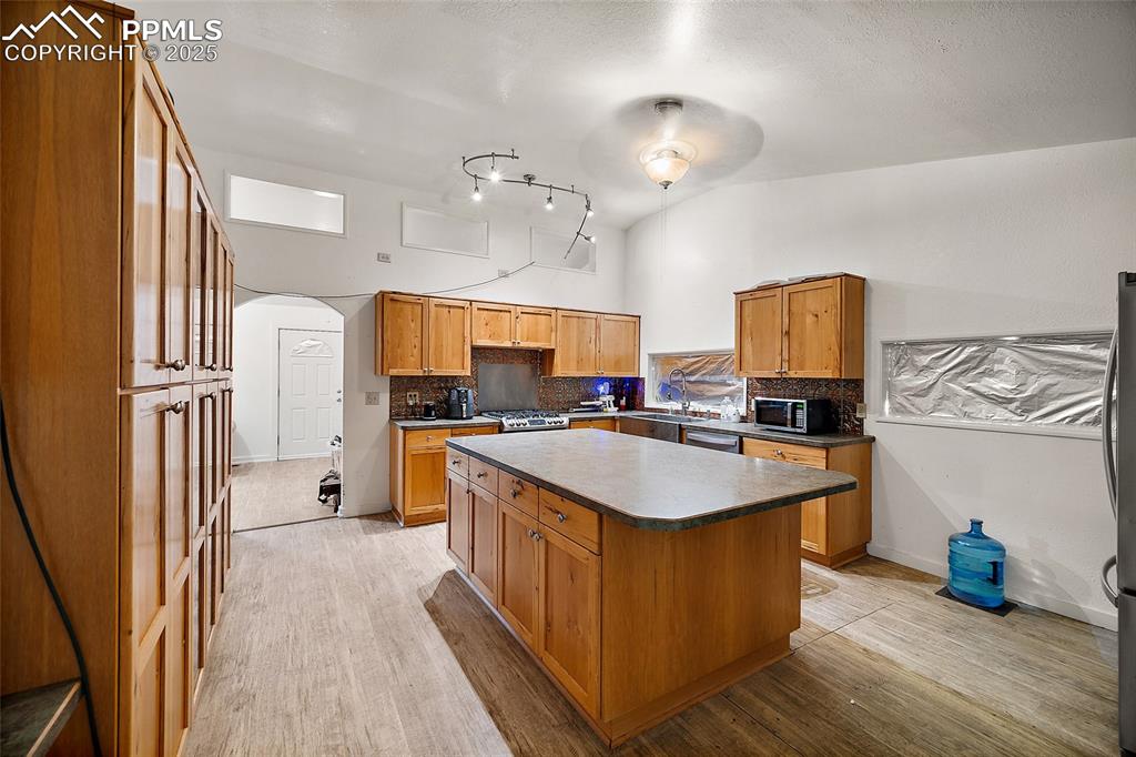 Image 12 of 27: Kitchen