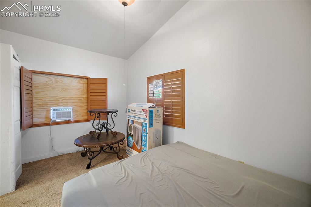 Image 14 of 27: Bedroom