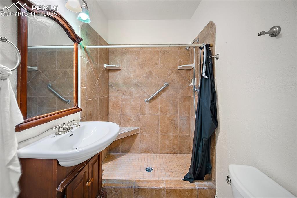 Image 16 of 27: Bathroom