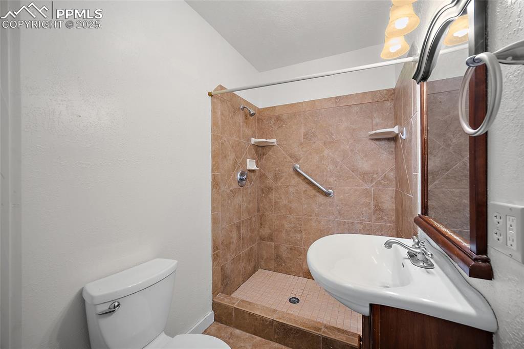 Image 17 of 27: Bathroom